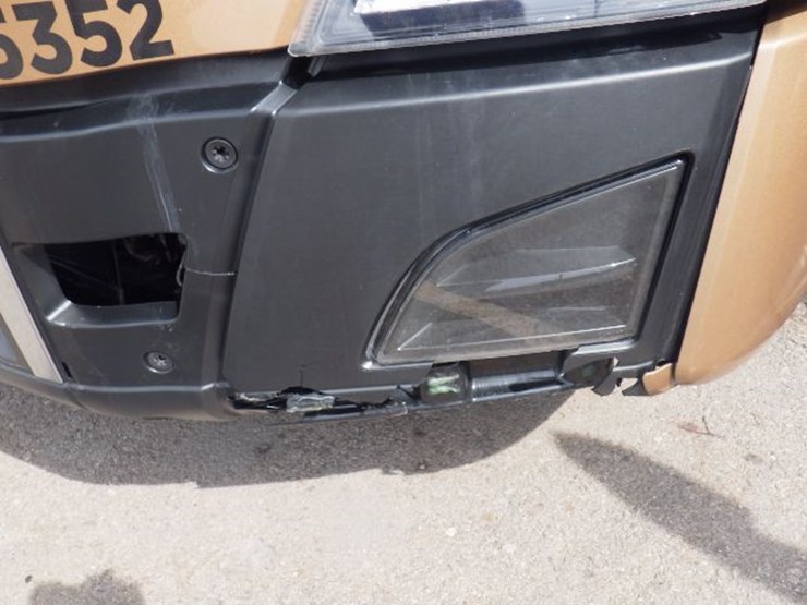 2023-volvo-vnl300-image-2