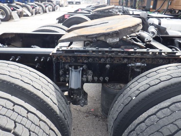 2022-volvo-vnl300-image-10