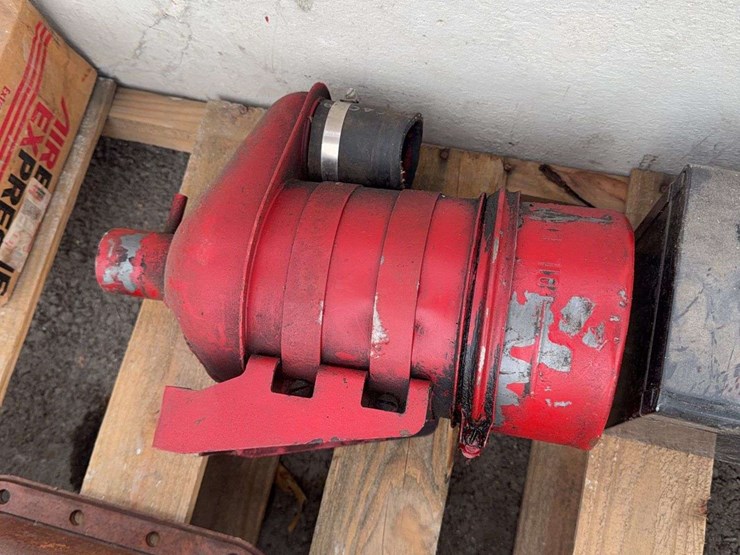 oil-pan,-toolbox-and-air-cleaner-image-4