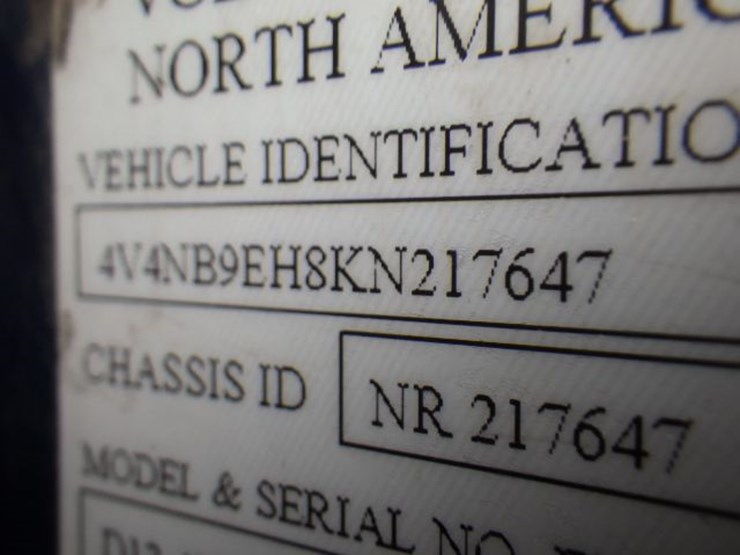 2019-volvo-vnl300-image-21