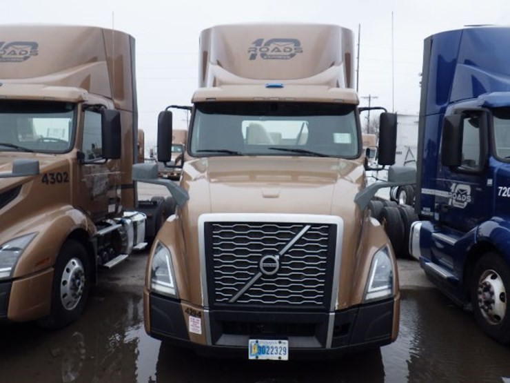 2019-volvo-vnl300-image-3