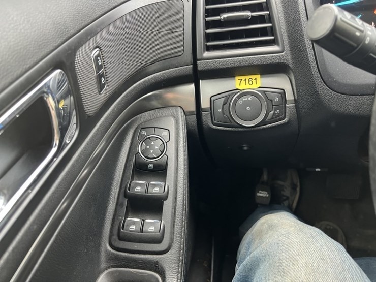 2016-ford-explorer-image-27