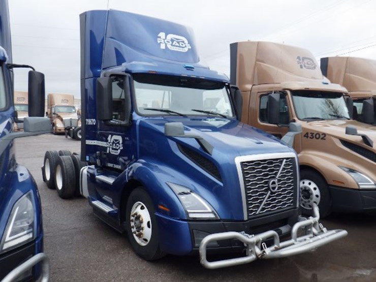 2019-volvo-vnl300-image-5