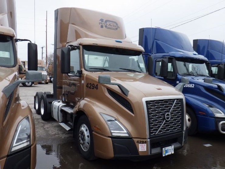 2019-volvo-vnl300-image-4