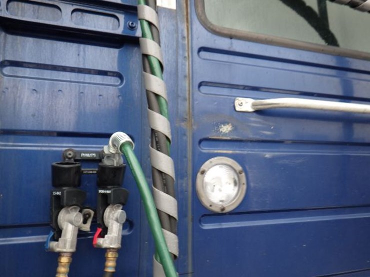 2019-volvo-vnl300-image-16