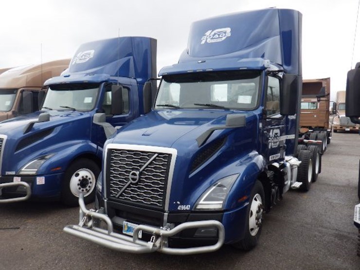 2019-volvo-vnl300-image-1