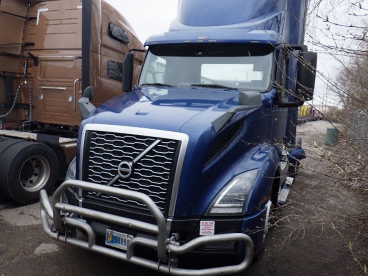 2019-volvo-vnl300-image-1