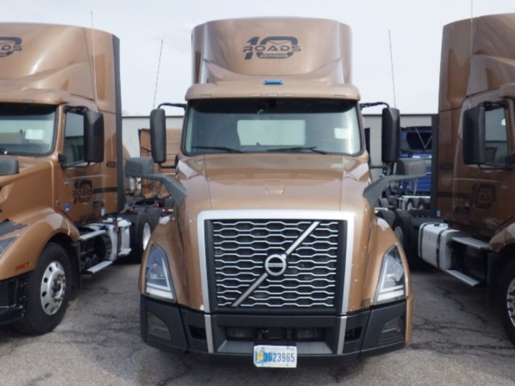 2022-volvo-vnl300-image-3