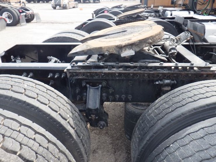 2022-volvo-vnl300-image-9