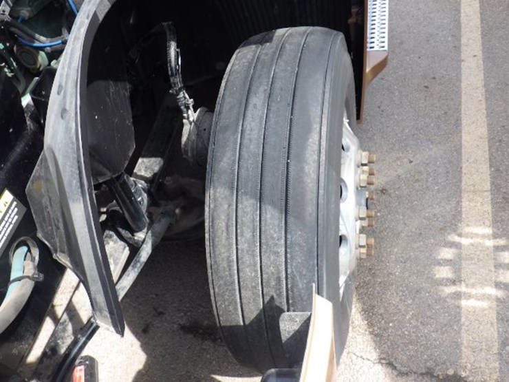 2023-volvo-vnl300-image-20