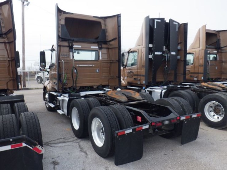 2022-volvo-vnl300-image-16