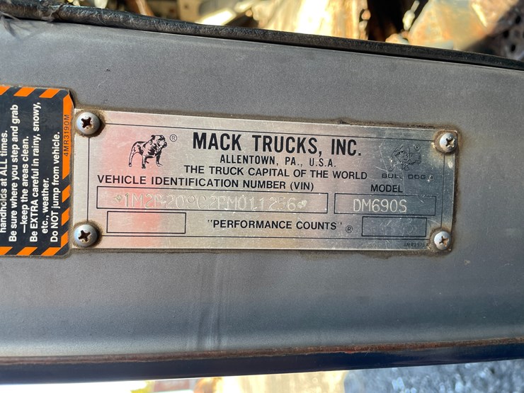 1993-mack-dm690s-image-44