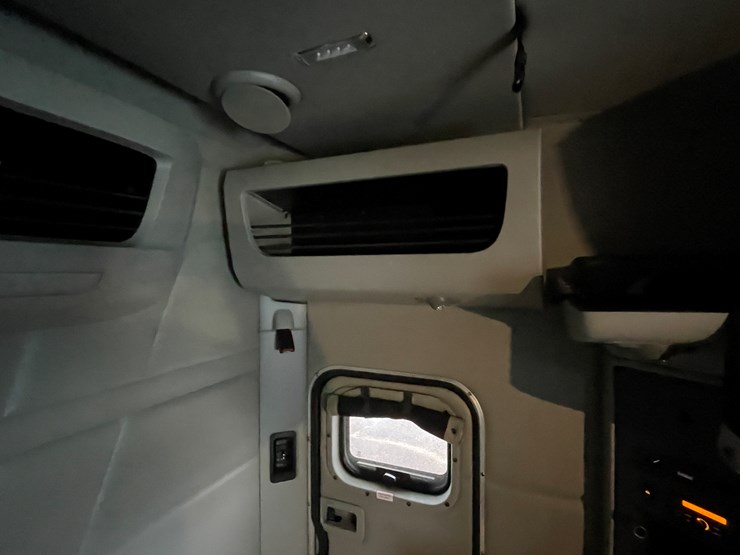 2019-peterbilt-579-image-50