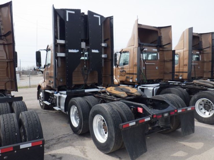 2022-volvo-vnl300-image-16