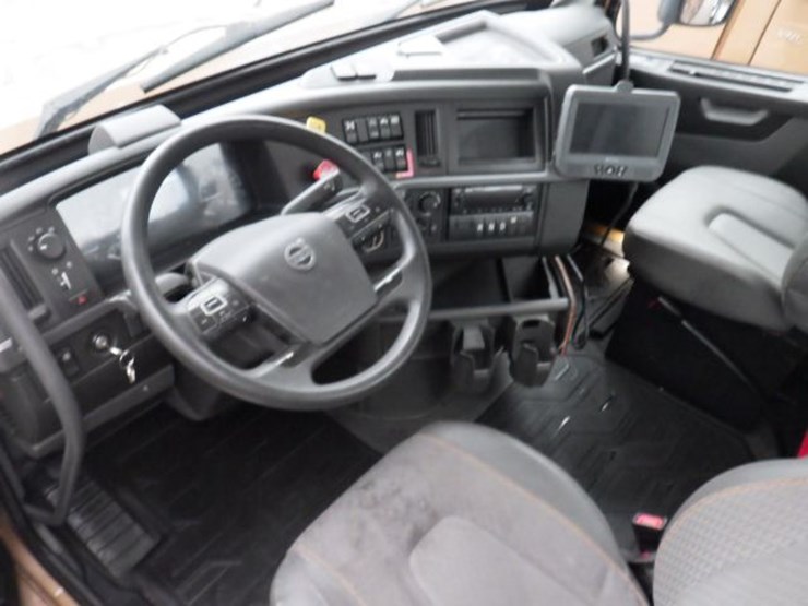 2022-volvo-vnl300-image-17