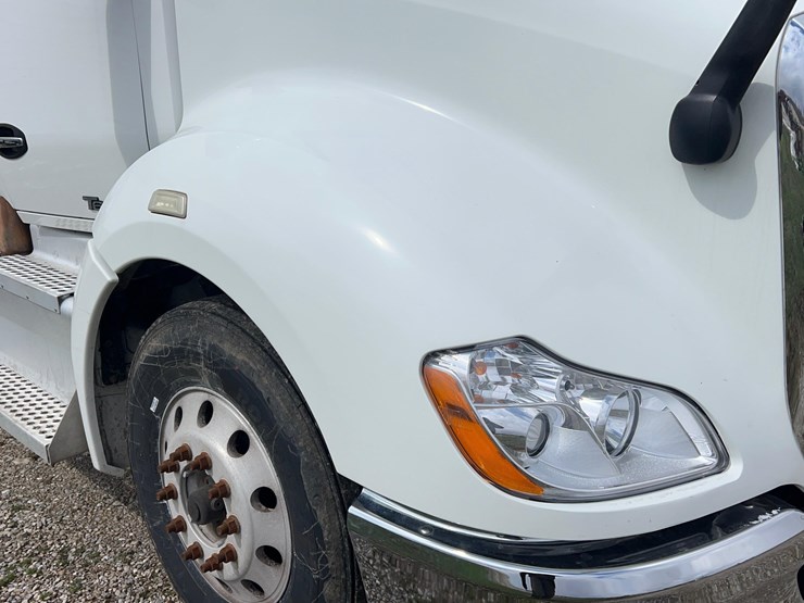 2017-kenworth-t680-image-13