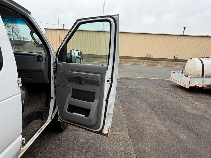 #1020-•-2014-ford-econoline-service-van-(eau-claire,-wi)-(has-wi-title)-image-13