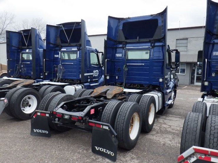 2018-volvo-vnl300-image-9