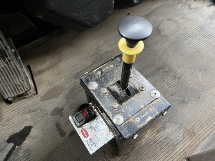 2004-peterbilt-330-image-31