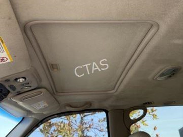 2001-chevrolet-suburban-image-16