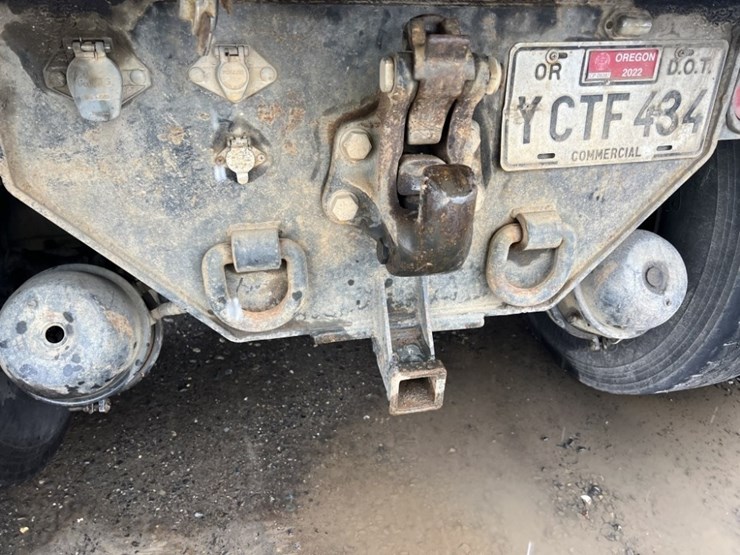 2004-peterbilt-330-image-19