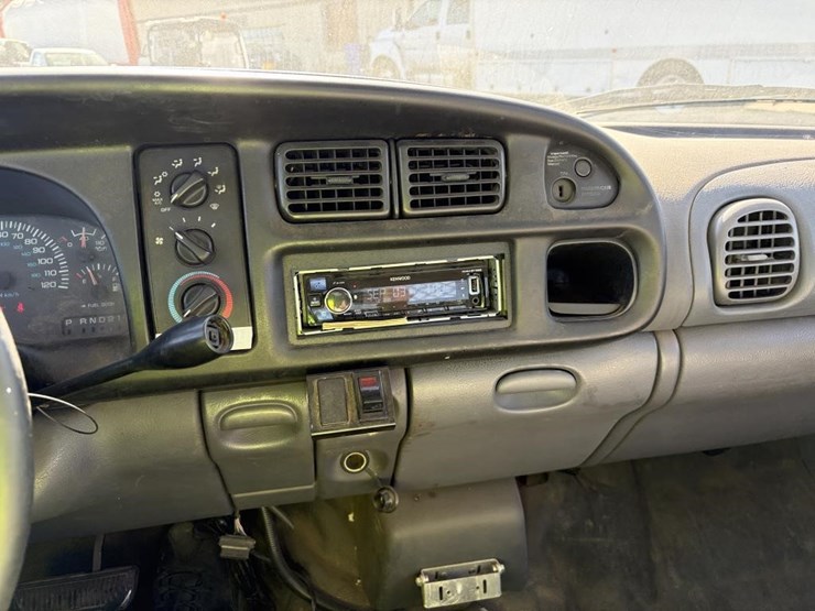 2001-dodge-2500-image-14