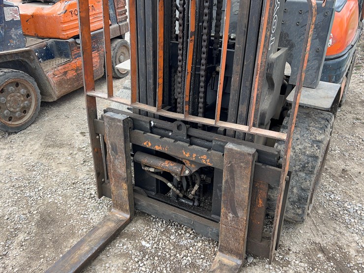 toyota-6000lb-forklift-image-3