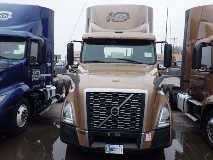 2019-volvo-vnl300-image-2