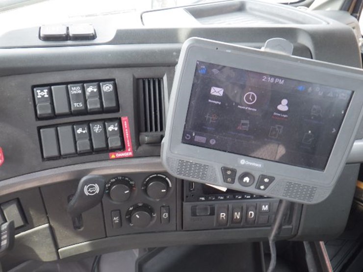 2023-volvo-vnl300-image-15