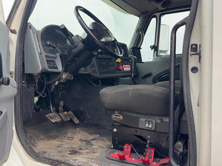 international-8600-image-27