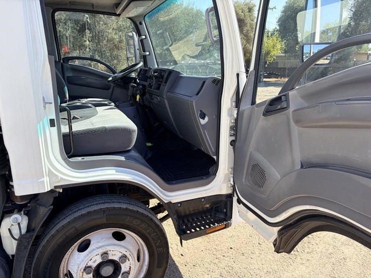 2015-isuzu-nrr-image-15