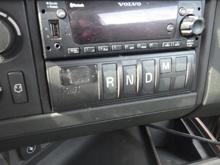 2022-volvo-vnl300-image-22