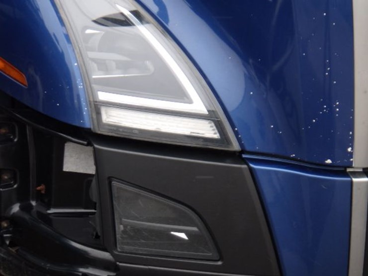 2020-volvo-vnl300-image-4