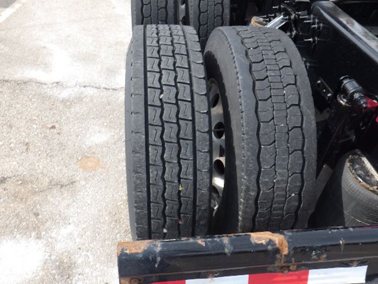 2023-volvo-vnl300-image-10