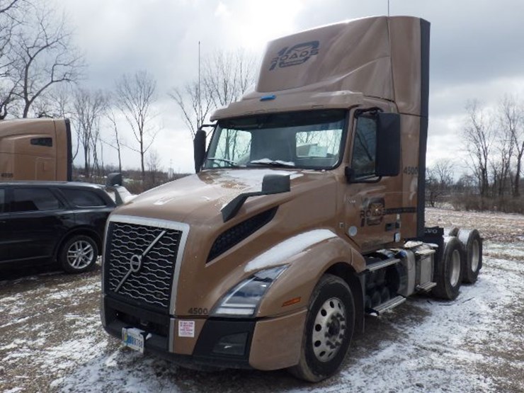 2022-volvo-vnl300-image-1