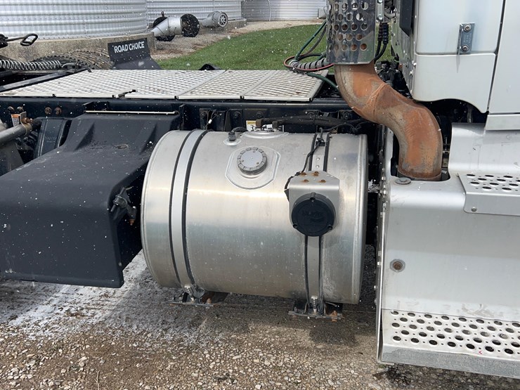 2017-kenworth-t680-image-23