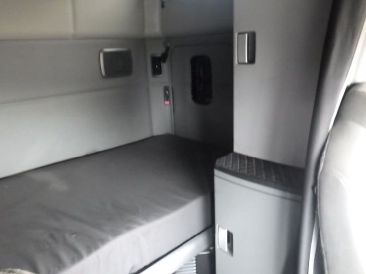 2022-kenworth-t680-image-6