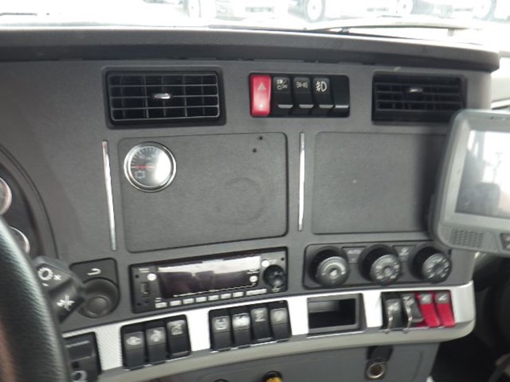 2022-kenworth-t680-image-16