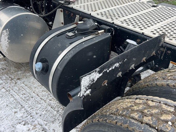 2017-kenworth-t680-image-43