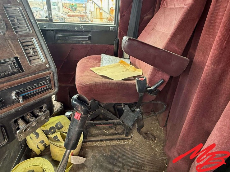 1999-freightliner-fld120-image-18