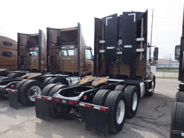 2022-volvo-vnl300-image-12