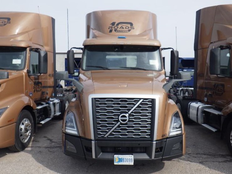 2022-volvo-vnl300-image-3