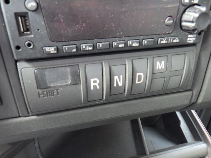 2022-volvo-vnl300-image-20