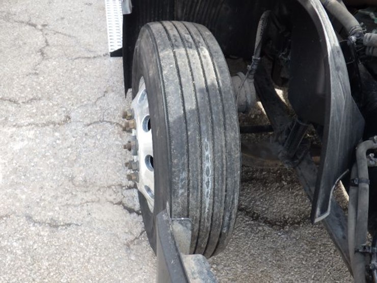 2022-volvo-vnl300-image-27