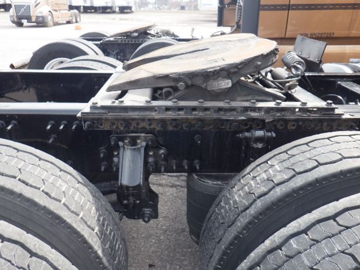 2022-volvo-vnl300-image-9