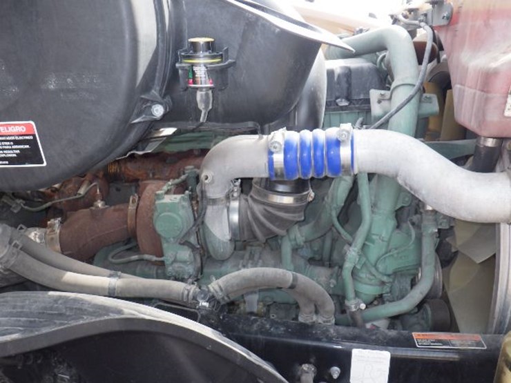 2022-volvo-vnl300-image-28