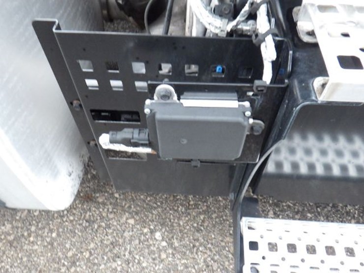 2022-volvo-vnl300-image-6