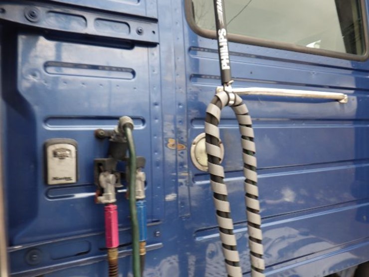 2017-volvo-vnl300-image-14