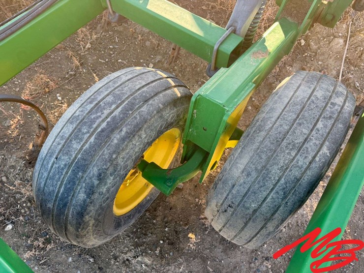 john-deere-32-image-19