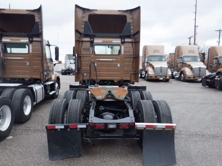 2022-volvo-vnl300-image-10